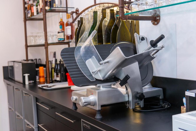 installation-bar-a-vins-restaurant-isere (2).jpg
